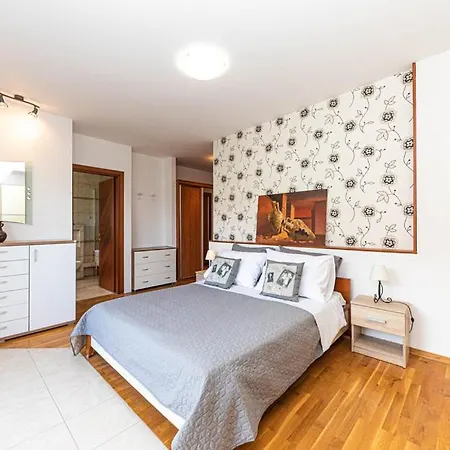 Luksuzna Sa Privatnim Unutarnjim Bazenom Garden * Podstrana