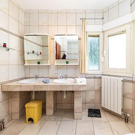 Luksuzna Sa Privatnim Unutarnjim Bazenom Garden Podstrana