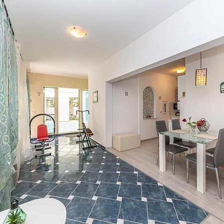 Villa Luksuzna Sa Privatnim Unutarnjim Bazenom Garden Podstrana