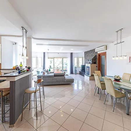 Luksuzna Sa Privatnim Unutarnjim Bazenom Garden Villa *